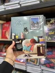 مفكرة سلكية بغلاف يصور أثاث منزلي وألوان متنوعة مع سلك لولبي جانبي يجمع الأوراق البيضاء.
