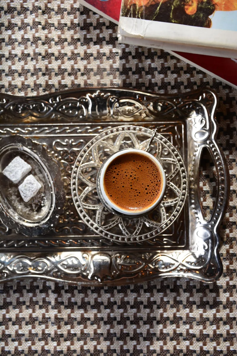 صينية فضية مزخرفة تقدم عليها القهوة